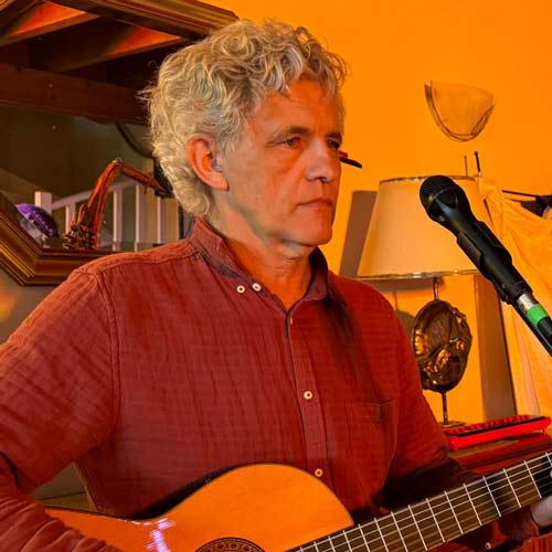 Lionel, guitariste et choriste dans le groupe Callepsa